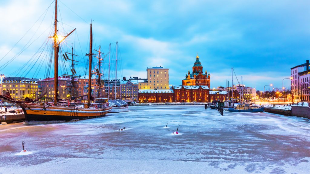 Φινλανδία: Ψάχνουν τρόπους για να μένουν ζεστοί τον χειμώνα – Με «έξυπνες» πρίζες, χοντρές κουρτίνες και φακούς