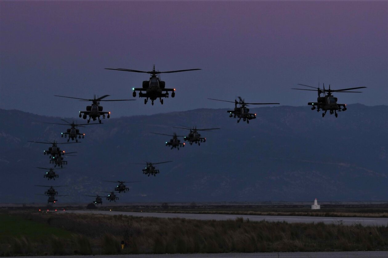 Αντιπροσωπεία του Κογκρέσου των ΗΠΑ σε στρατιωτικές εγκαταστάσεις στη Λάρισα