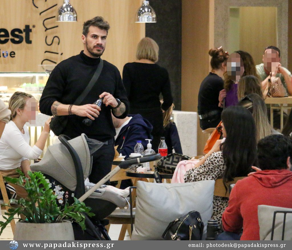 Ο Α.Πετρετζίκης με την σύζυγό του Κ.Παπαμιχαήλ και το παιδί τους σε εμπορικό κέντρο των βορείων προαστείων (φώτο)