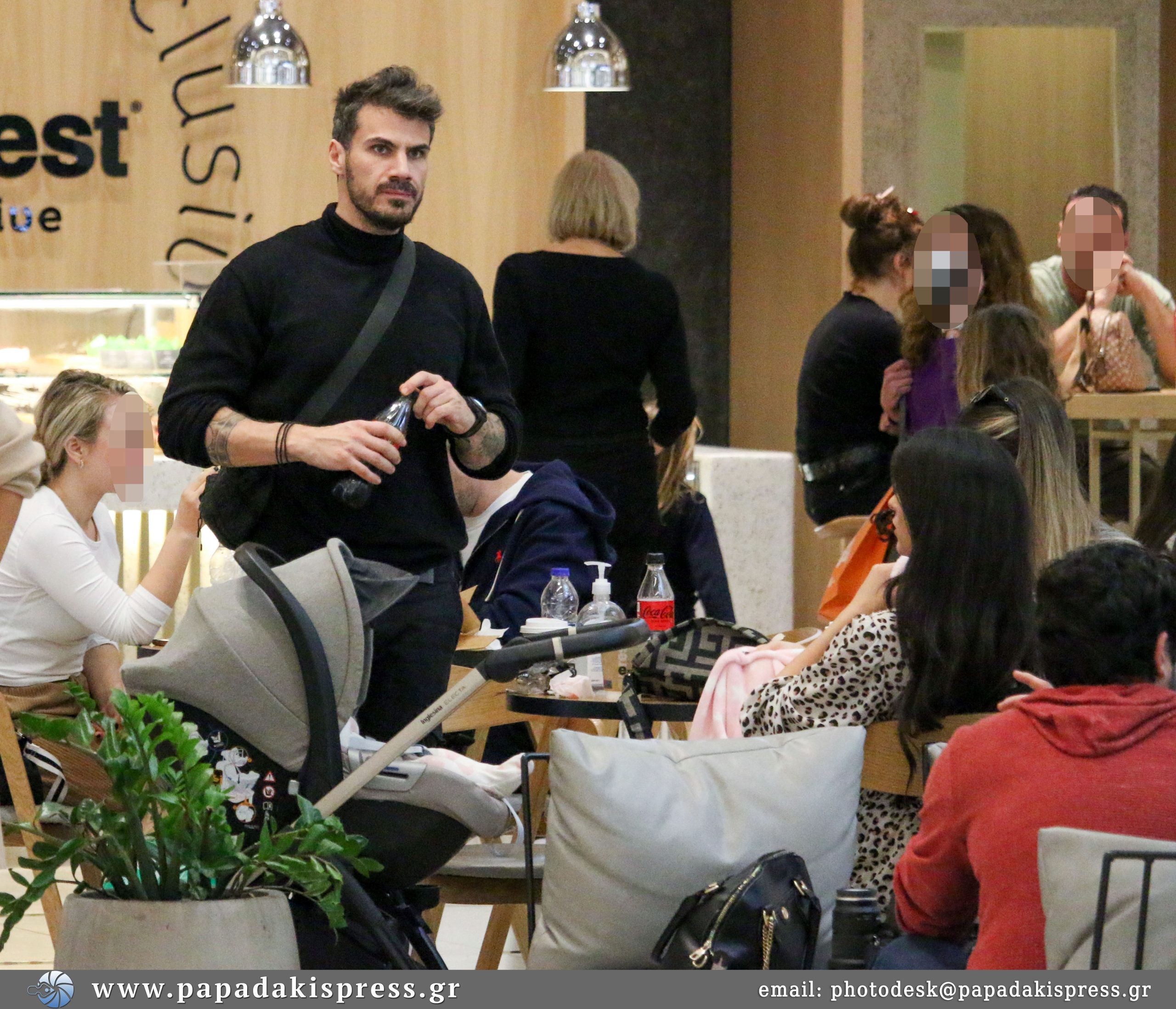 Ο Α.Πετρετζίκης με την σύζυγό του Κ.Παπαμιχαήλ και το παιδί τους σε εμπορικό κέντρο των βορείων προαστείων (φώτο)