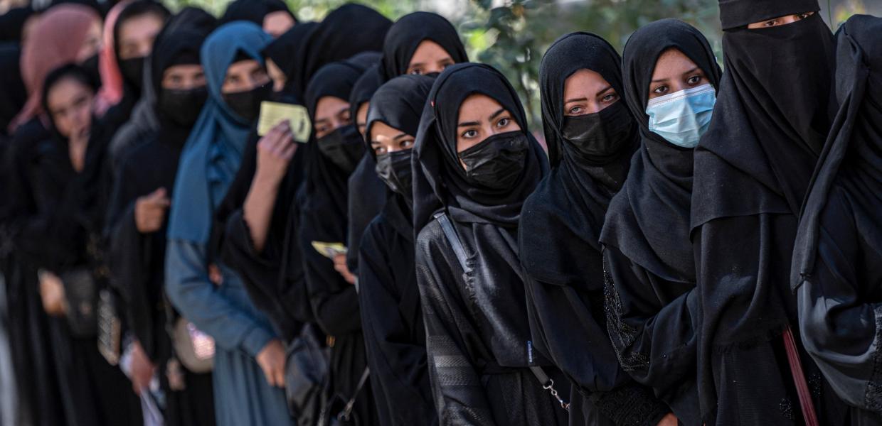 ΟΗΕ: Αναστέλλει προγράμματα βοήθειας στο Αφγανιστάν μετά τις απαγορεύσεις των Ταλιμπάν στις γυναίκες