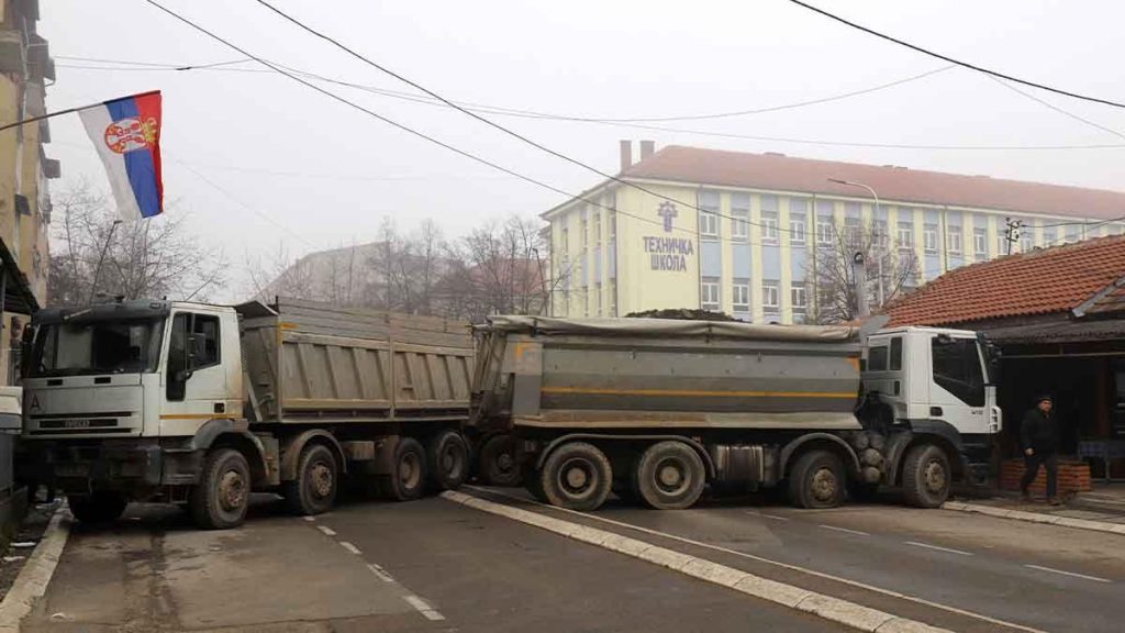 Κόσοβο: Άρχισαν να αποσύρουν τα οδοφράγματα οι Σέρβοι