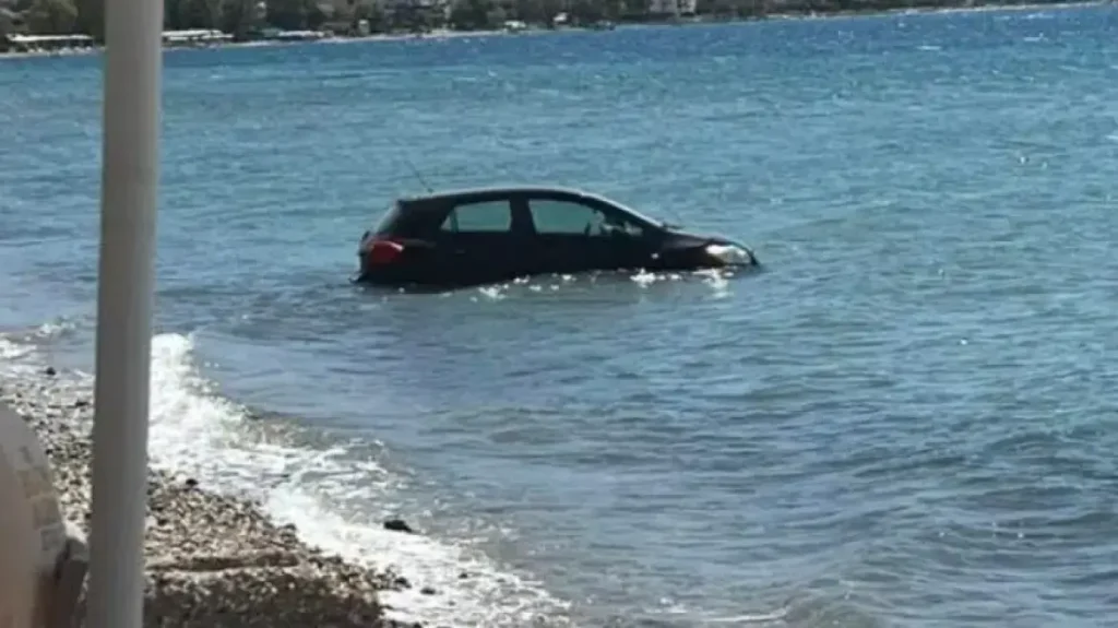 Αίγιο: Αυτοκίνητο έπεσε στη θάλασσα