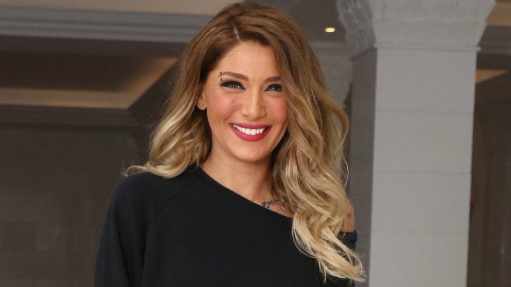 «Μπόμπα» η Αγγελική Ηλιάδη: Η εμφάνιση με διχτυωτό καλσόν που «τρέλανε» τον ανδρικό πληθυσμό (φώτο)