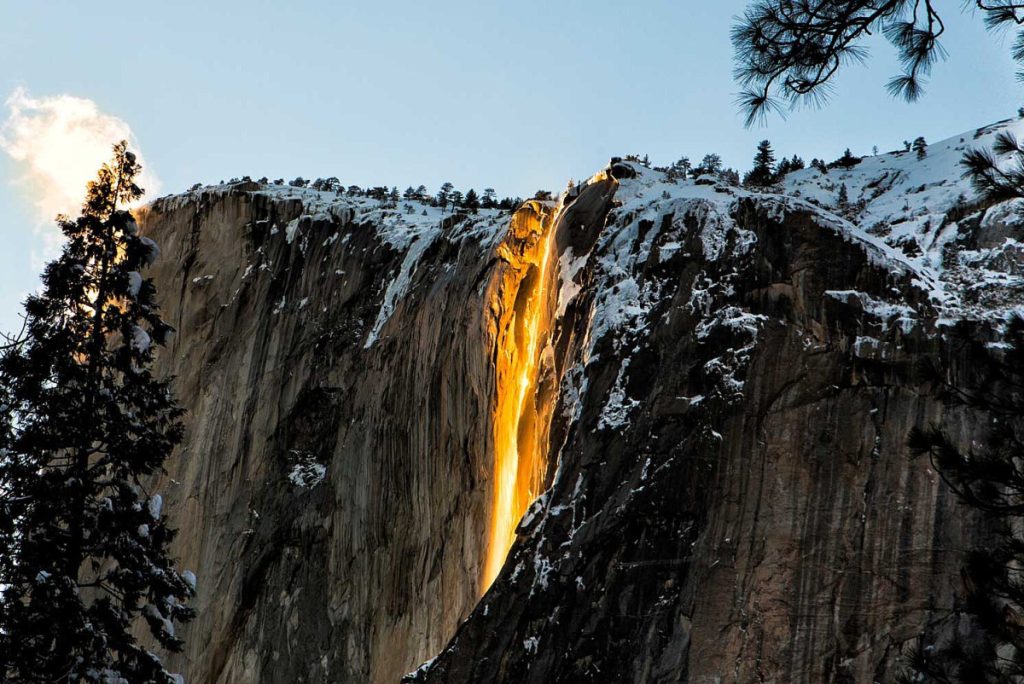 Σπάνιο θέαμα: Δείτε εικόνες από τον εντυπωσιακό καταρράκτη φωτιάς (φωτο)