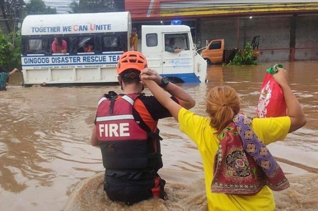 Φονικές πλημμύρες στις Φιλιππίνες – Στους 33 οι νεκροί