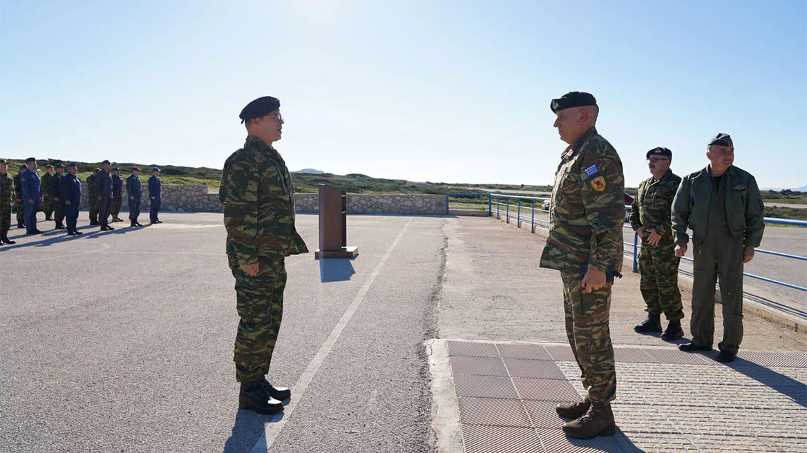 Τουρκικά ΜΜΕ για Ψέριμο: «Ο Έλληνας Α/ΓΕΕΘΑ ποζάρει σε κατεχόμενο νησί»