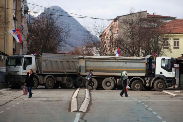 Οι Σέρβοι στο βόρειο Κόσοβο θα αρχίσουν να αίρουν τα οδοφράγματα