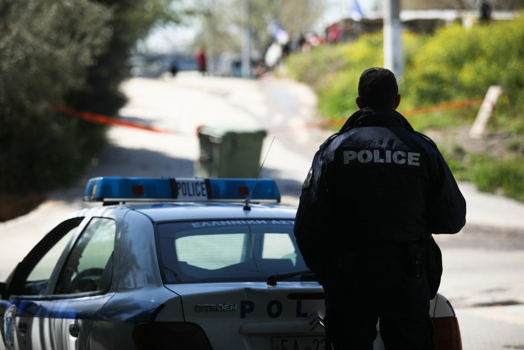 Αθήνα: Αστυνομικός έσωσε με ΚΑΡΠΑ βρέφος μέσα σε περιπολικό