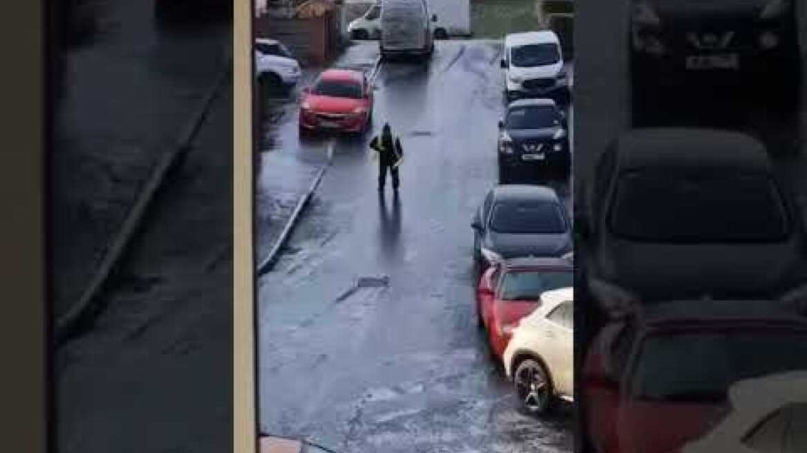 Αγγλία: Διανομέας της Amazon κάνει σκι στην προσπάθειά του να παραδώσει δέμα (βίντεο)