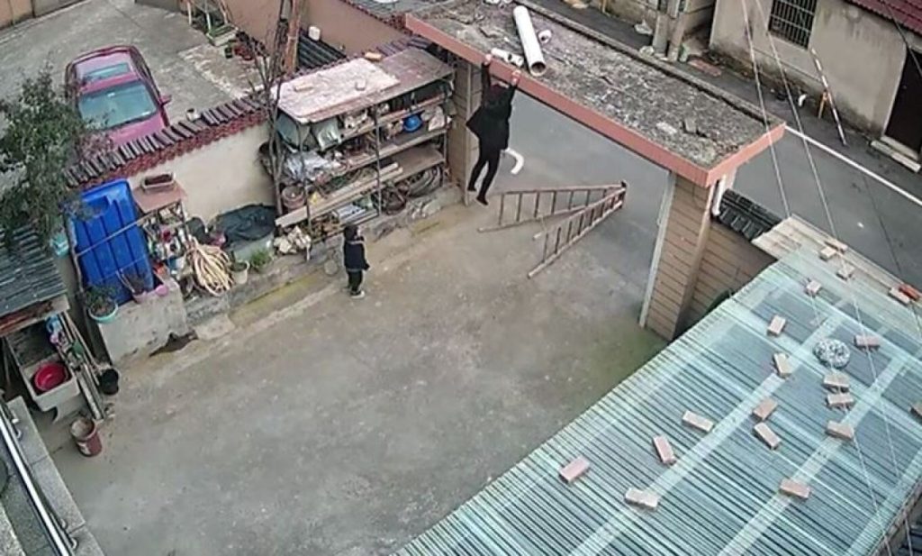 Κίνα: Πεντάχρονος έσωσε τη γιαγιά του από άσχημη πτώση (βίντεο)