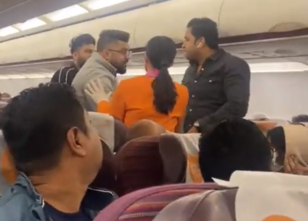 Αδιανόητο ξύλο επιβατών σε πτήση – Οι αεροσυνοδοί προσπαθούσαν να τους χωρίσουν (βίντεο)
