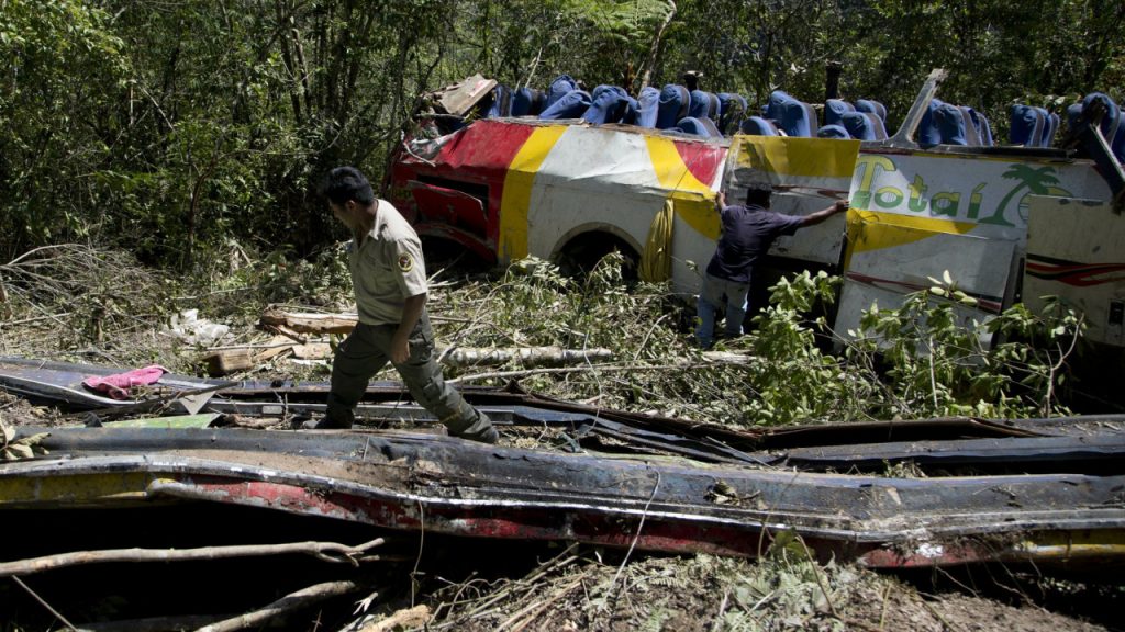 Βολιβία: Έντεκα νεκροί από πτώση λεωφορείου σε χαράδρα