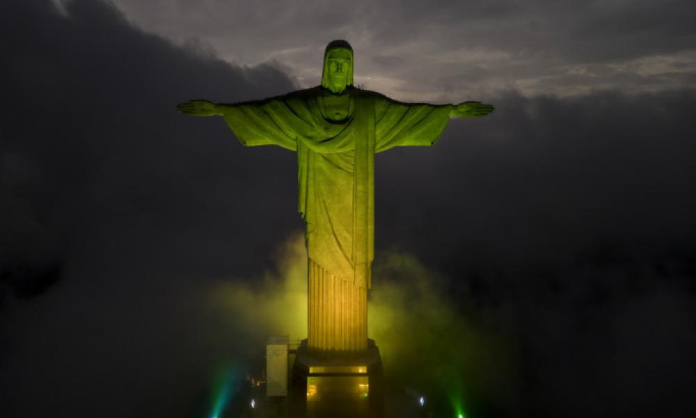 Με τα εθνικά χρώματα της Βραζιλίας φωτίστηκε το άγαλμα του Ιησού στο Ρίο στη μνήμη του Πελέ