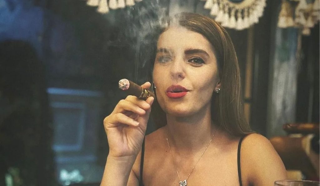 Πούρα, νυχτερινή ζωή και καλάσνικοφ: H ζωή της διευθύντριας της αλβανικής ΕΥΠ που συνελήφθη με ναρκωτικά