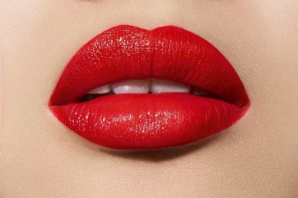 Πώς να πετύχεις τα τέλεια κόκκινα χείλη για το ρεβεγιόν σε τέσσερα εύκολα βήματα
