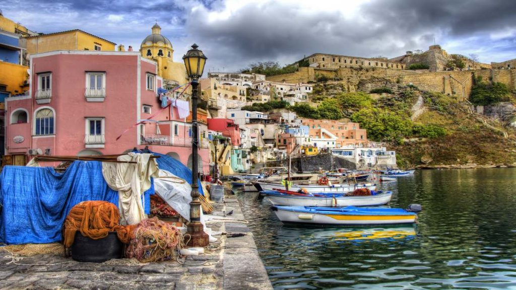 Procida: Το πολύχρωμο νησί στις ακτές της Νάπολη που μοιάζει βγαλμένο από παραμύθι