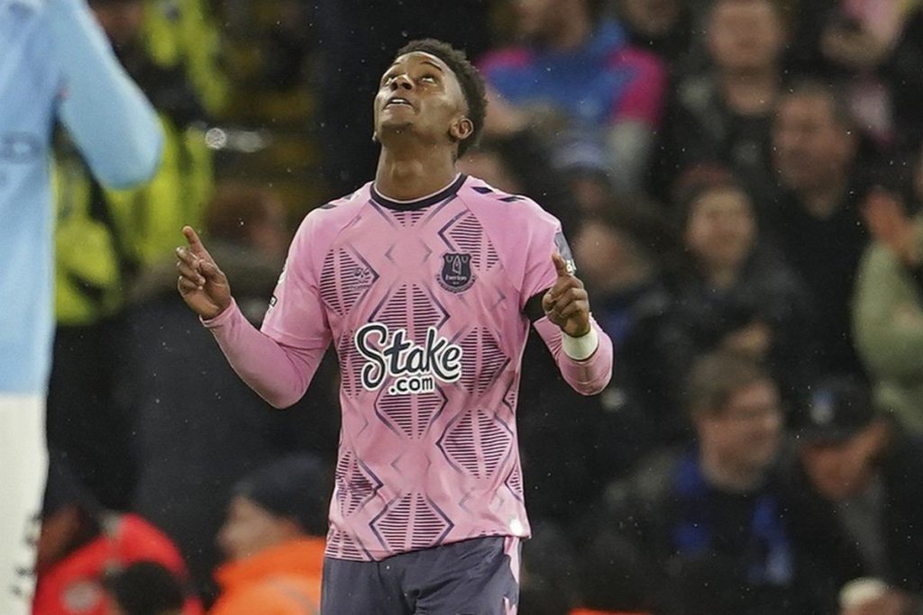 Premier League: Η Έβερτον έκανε την έκπληξη και «έκοψε» βαθμούς από τη Μάντσεστερ Σίτι (1-1)