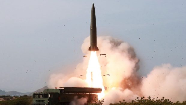 Η Βόρεια Κορέα εκτόξευσε «τρεις βαλλιστικούς πυραύλους άγνωστου τύπου»