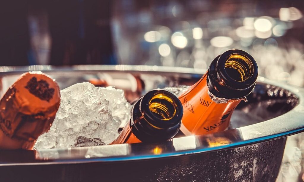 Προσέξτε πως θα ανοίξετε τον αφρώδη οίνο στην αλλαγή του χρόνου – Τι κίνδυνος υπάρχει