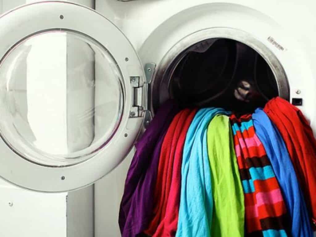 Τρεις τρόποι να επαναφέρετε το χρώμα στα ξεθωριασμένα ρούχα