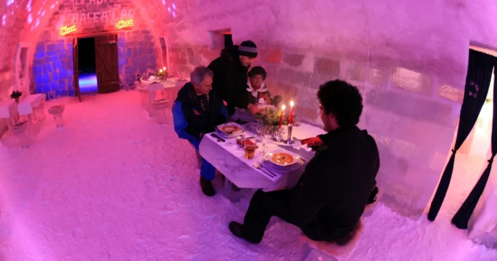 Εντυπωσιακές εικόνες στη Ρουμανία: Τουρίστες από όλο τον κόσμο μένουν σε ξενοδοχείο από… πάγο (φωτό)