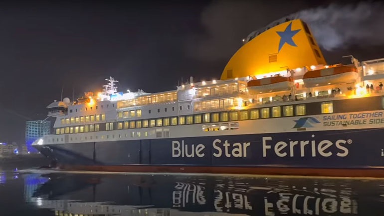 Το Blue Star Delos το πρώτο πλοίο στο λιμάνι του Πειραιά για το 2023 (βίντεο)