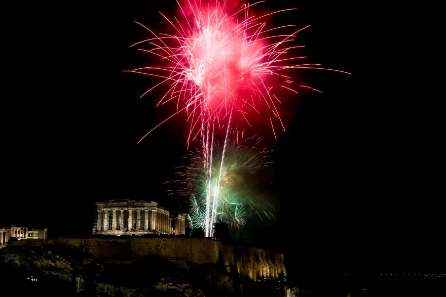 Πρωτοχρονιά: Η υποδοχή της νέας χρονιάς σε Αθήνα και Θεσσαλονίκη (φωτο-βίντεο)