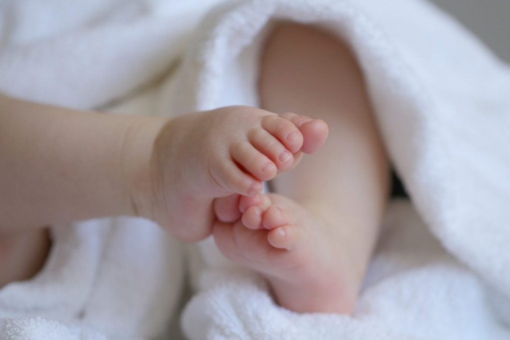Ένα αγοράκι στην Κρήτη είναι το πρώτο μωρό που γεννήθηκε 1 λεπτό μετά την έλευση του 2023
