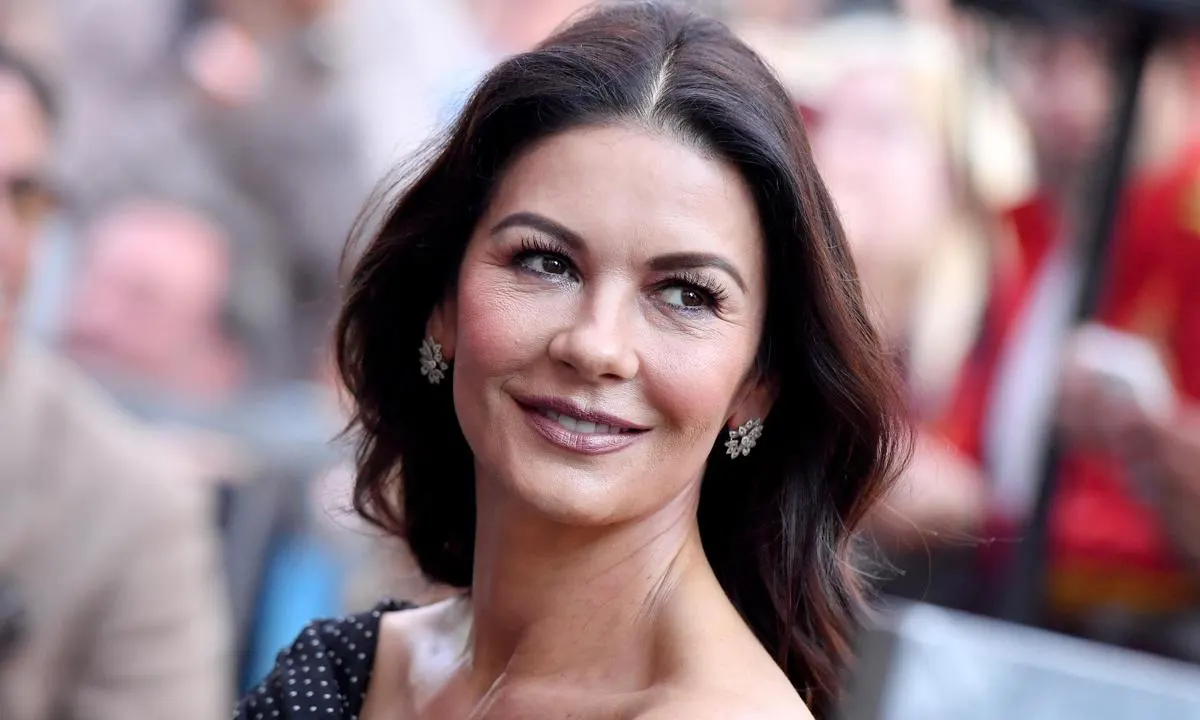 Κάθριν Ζέτα-Τζόουνς: Χορεύει ξέφρενα με μαγιό πάνω σε καναπέ και αναστατώνει το διαδίκτυο (βίντεο)