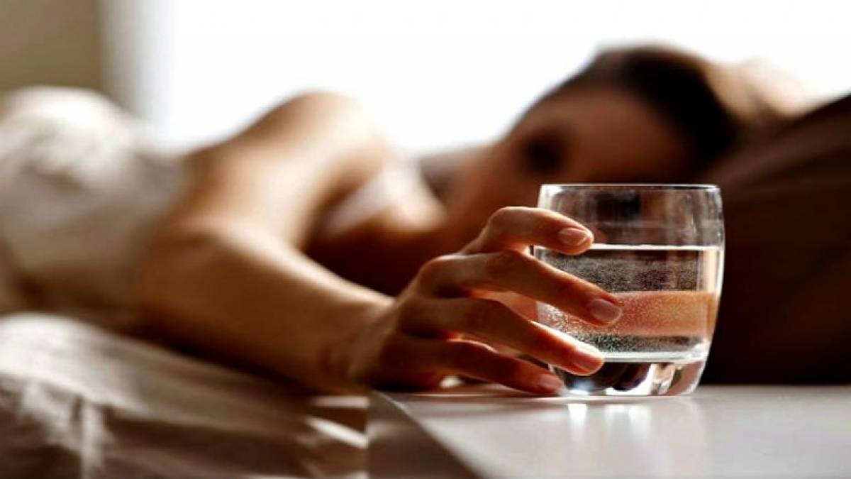 Δείτε γιατί δεν πρέπει να πίνετε νερό από το ποτήρι που έχετε δίπλα σας τη νύχτα