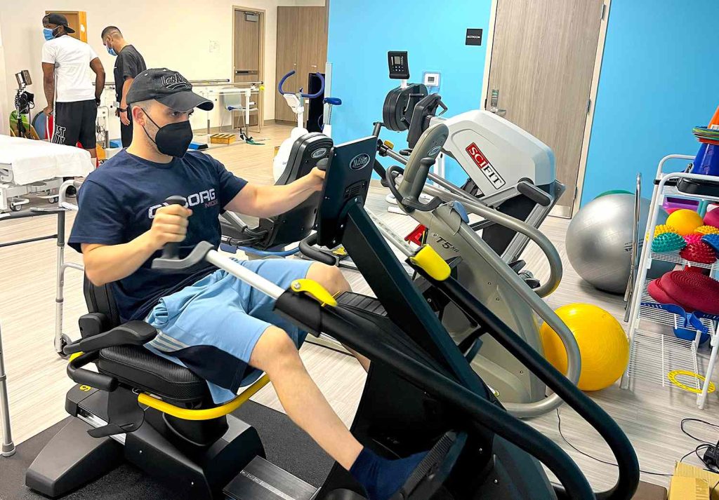 ΗΠΑ: 38χρονος ξόδεψε 100.0000 δολάρια για να σπάσει τα πόδια του και να ψηλώσει (βίντεο)