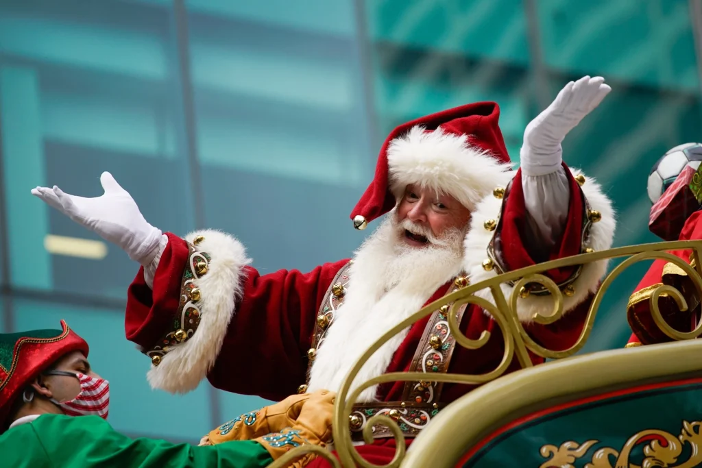 Άγιος Βασίλης: Πώς δημιουργήθηκε ο μύθος αλλά και η μορφή του παχουλού άνδρα με τα κόκκινα ρούχα που φέρνει δώρα