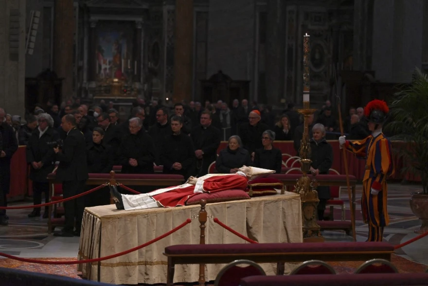 Θάνατος πάπα Βενέδικτου: Φόρο τιμής απέτισαν πάνω από 40.000 πιστοί στο Βατικανό