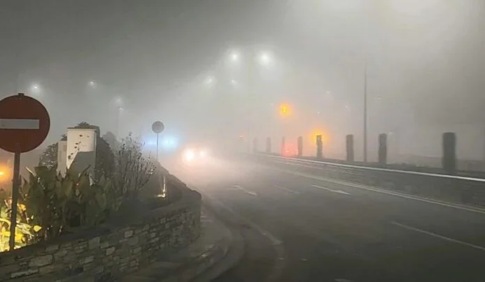 Λάρισα: Πυκνό «πέπλο» ομίχλης «σκέπασε» την πόλη (φώτο)