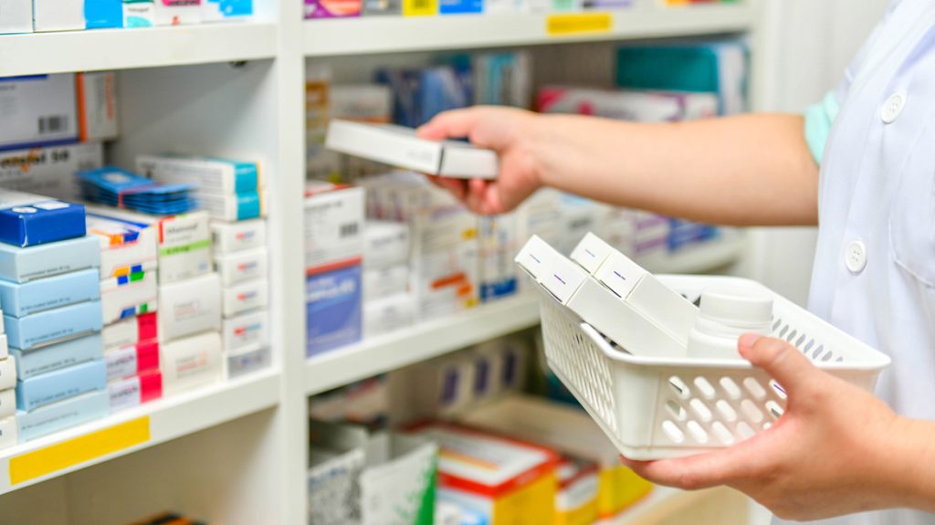 Συναγερμός στα φαρμακεία για τις ελλείψεις φαρμάκων – «Δεν έχουμε ούτε για τον πυρετό»