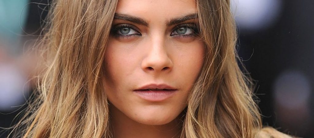 Η Κάρα Ντελεβίν γιόρτασε σχεδόν γυμνή την Πρωτοχρονιά (φωτό)