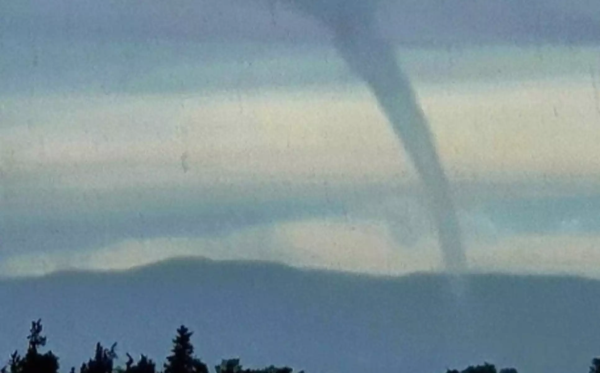 Εικόνες που «κόβουν» την ανάσα: Πρωτοχρονιάτικος υδροστρόβιλος στο Ρέθυμνο (βίντεο)