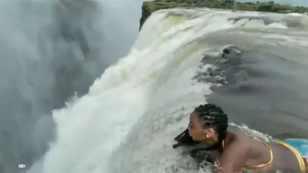 Γυναίκα ποζάρει στους καταρράκτες της Βικτώριας σε ύψος 109 μέτρων και «κόβει την ανάσα»