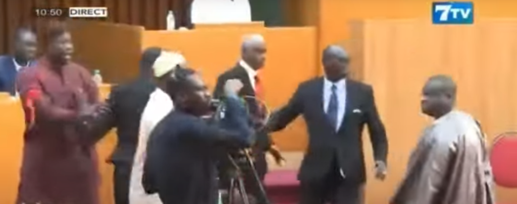 Σενεγάλη: Ποινή φυλάκισης σε δύο βουλευτές για επίθεση σε έγκυο συνάδελφό τους (βίντεο)