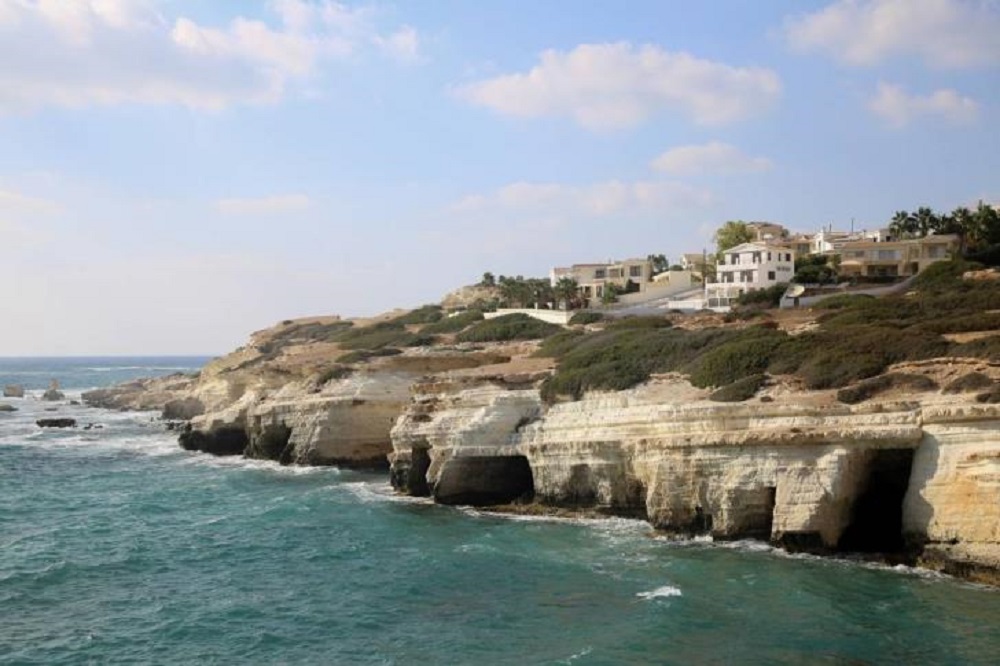 Κύπρος: 56χρονη τουρίστρια τραυματίστηκε προσπαθώντας να βγάλει φωτογραφία σε παραλία – Έπεσε από ύψος επτά μέτρων