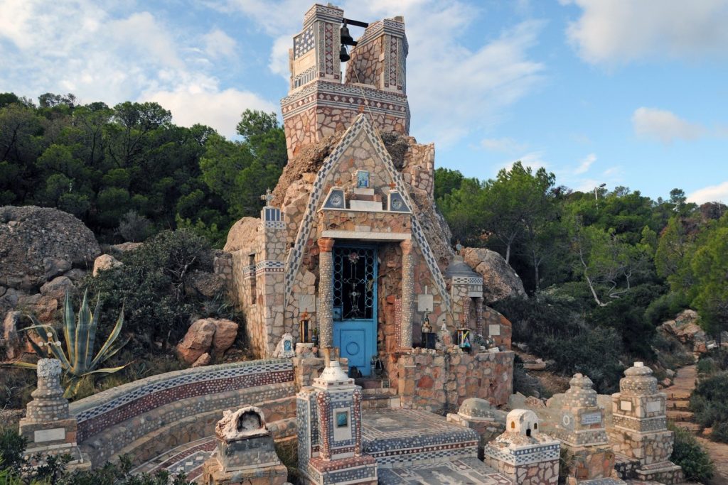 Άγιος Νικόλαος: Το «μυστικό» ξωκκλήσι της Βουλιαγμένης (βίντεο)