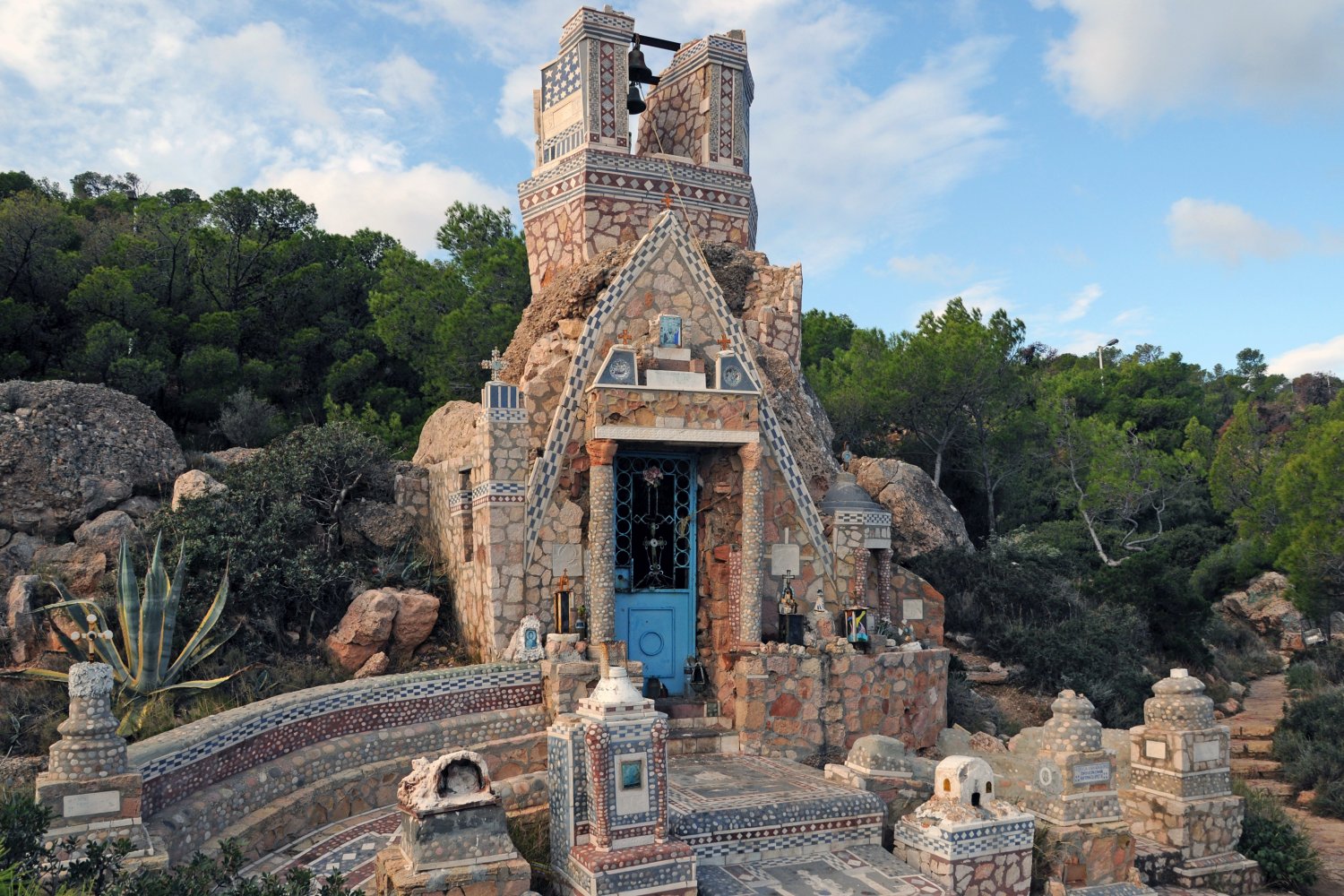 Άγιος Νικόλαος: Το «μυστικό» ξωκκλήσι της Βουλιαγμένης (βίντεο)