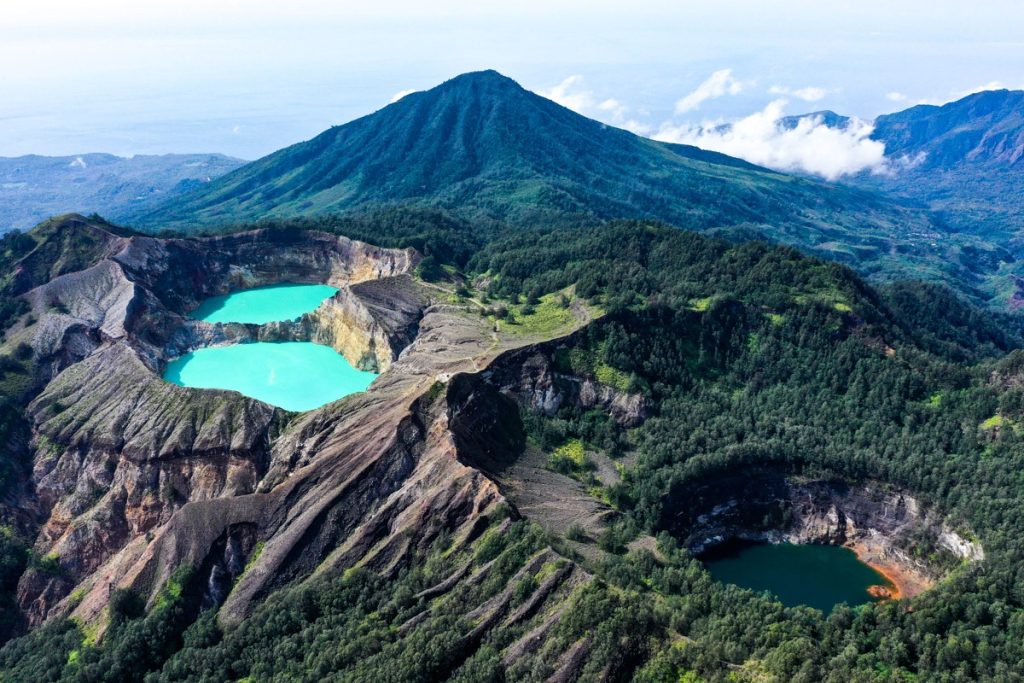 Εντυπωσιακές εικόνες: Τρεις χρωματιστές λίμνες στην κορυφή ενός ηφαιστείου! (φωτο)