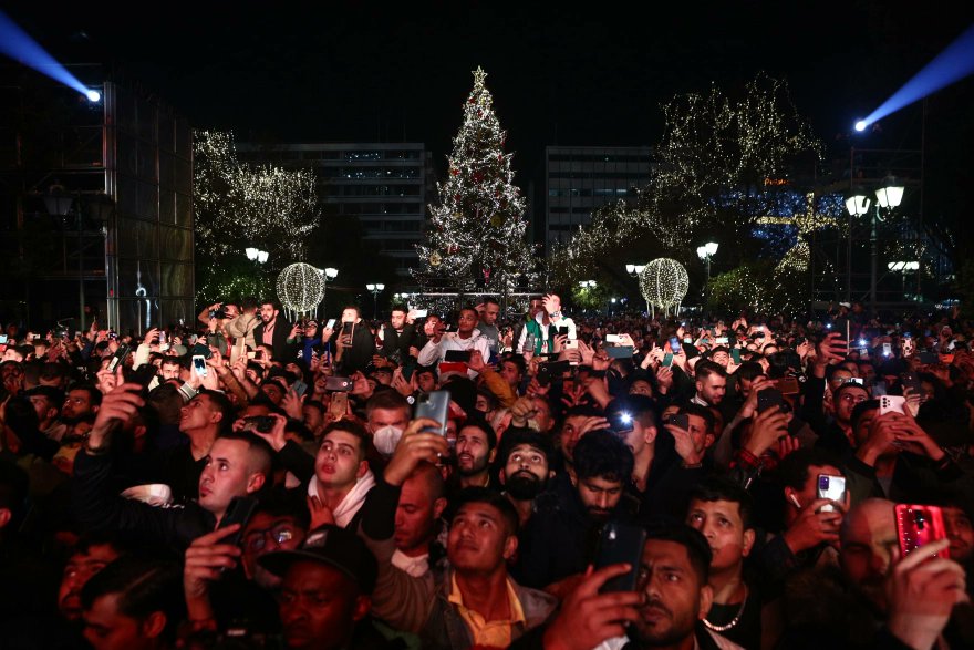 Πακιστανοί  πετούν ανενόχλητοι  drone πάνω από τη Βουλή – Χιλιάδες αλλοδαποί το βράδυ της Πρωτοχρονιάς στο Σύνταγμα