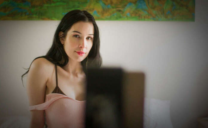 Aella: Το πρώην μοντέλο του OnlyFans αποκάλυψε πως έκανε μόλις… 37 φορές μπάνιο το 2022