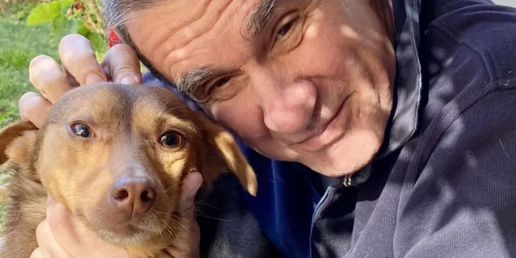 Ο Ανδρέας Λοβέρδος ψάχνει σπίτι για το σκυλάκι που έσωσε από το δρόμο