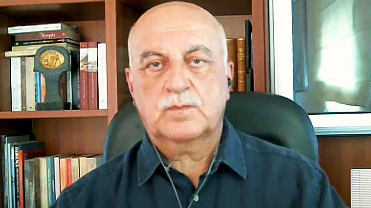 Τώρα ο Ν.Τζανάκης κατηγορεί την Κίνα γιατί δεν επέτρεψε να γίνει φυσική ανοσία για τον COVID-19!