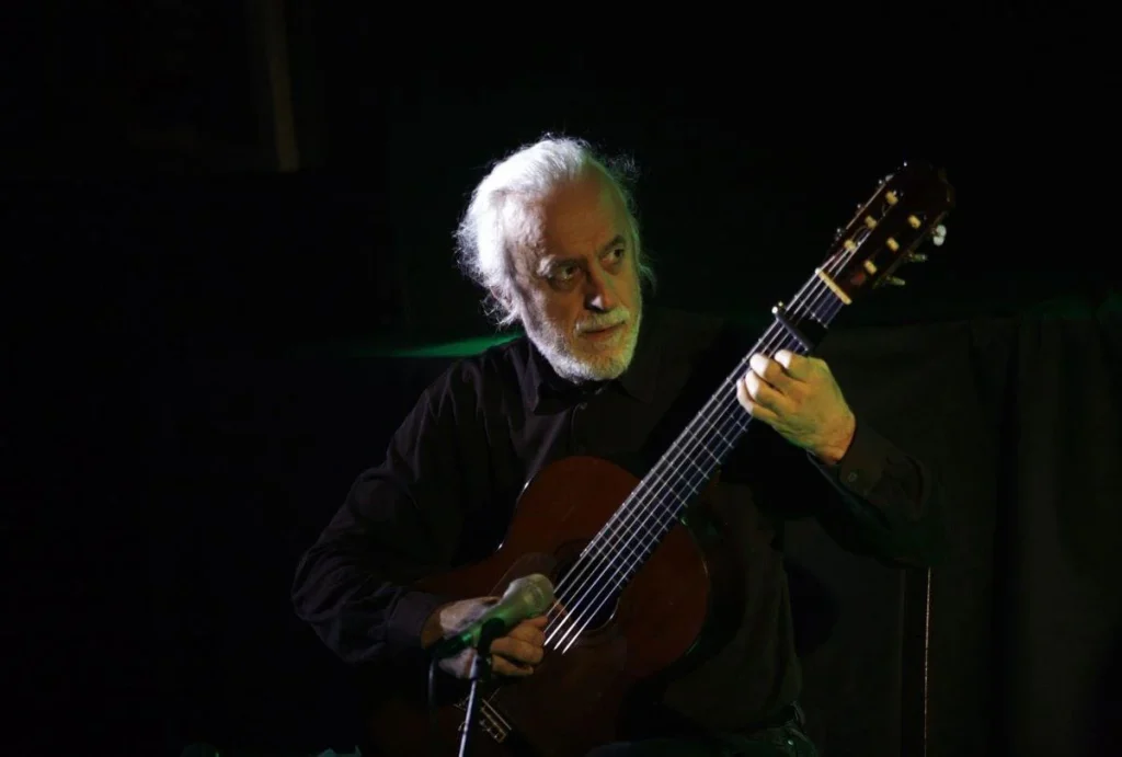 Νότης Μαυρουδής: Ο γιος του κάνει έκκληση να φύγουν οι δημοσιογράφοι από το εξοχικό τους