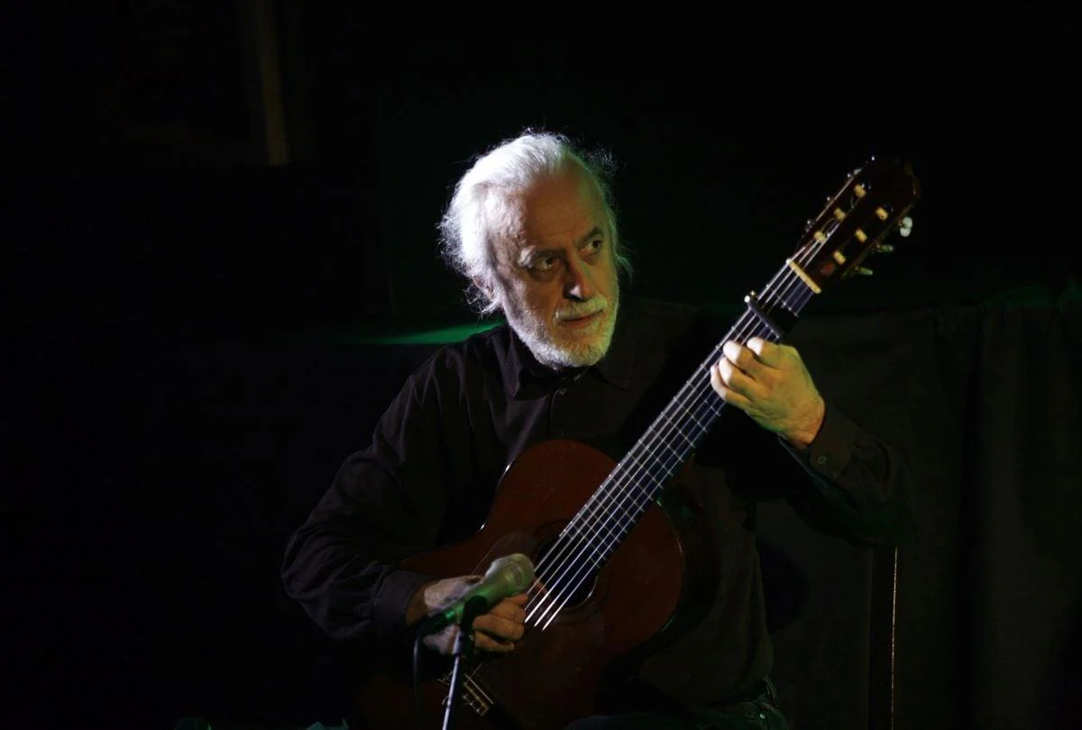 Νότης Μαυρουδής: Ο γιος του κάνει έκκληση να φύγουν οι δημοσιογράφοι από το εξοχικό τους